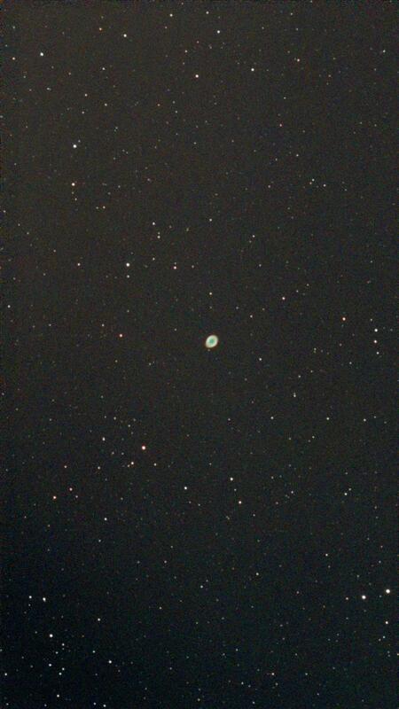 画像中央のリング状の惑星状星雲がM57