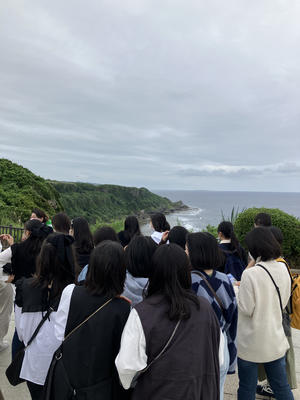 添乗員から説明を聞いてます
