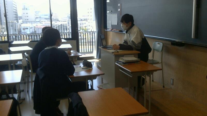 ２年生は先輩に質問している場面もありました。