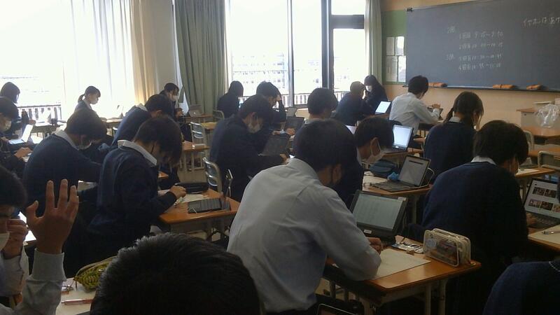 １年生は各自タブレットで聴講しています。