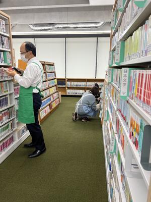 文庫の棚の蔵書点検