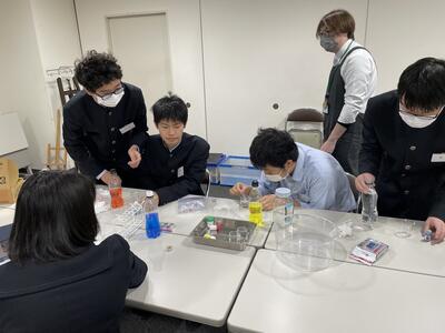 打ち合わせをしている様子