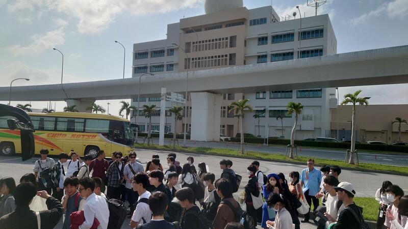 空港からバスで移動