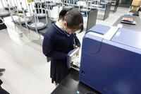 電子顕微鏡を操作中の一コマ